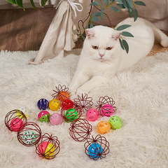 猫の益智囚人のネズミのおもちゃのかごの中のネズミのかごの中の鈴は猫のミントを含んでいます。