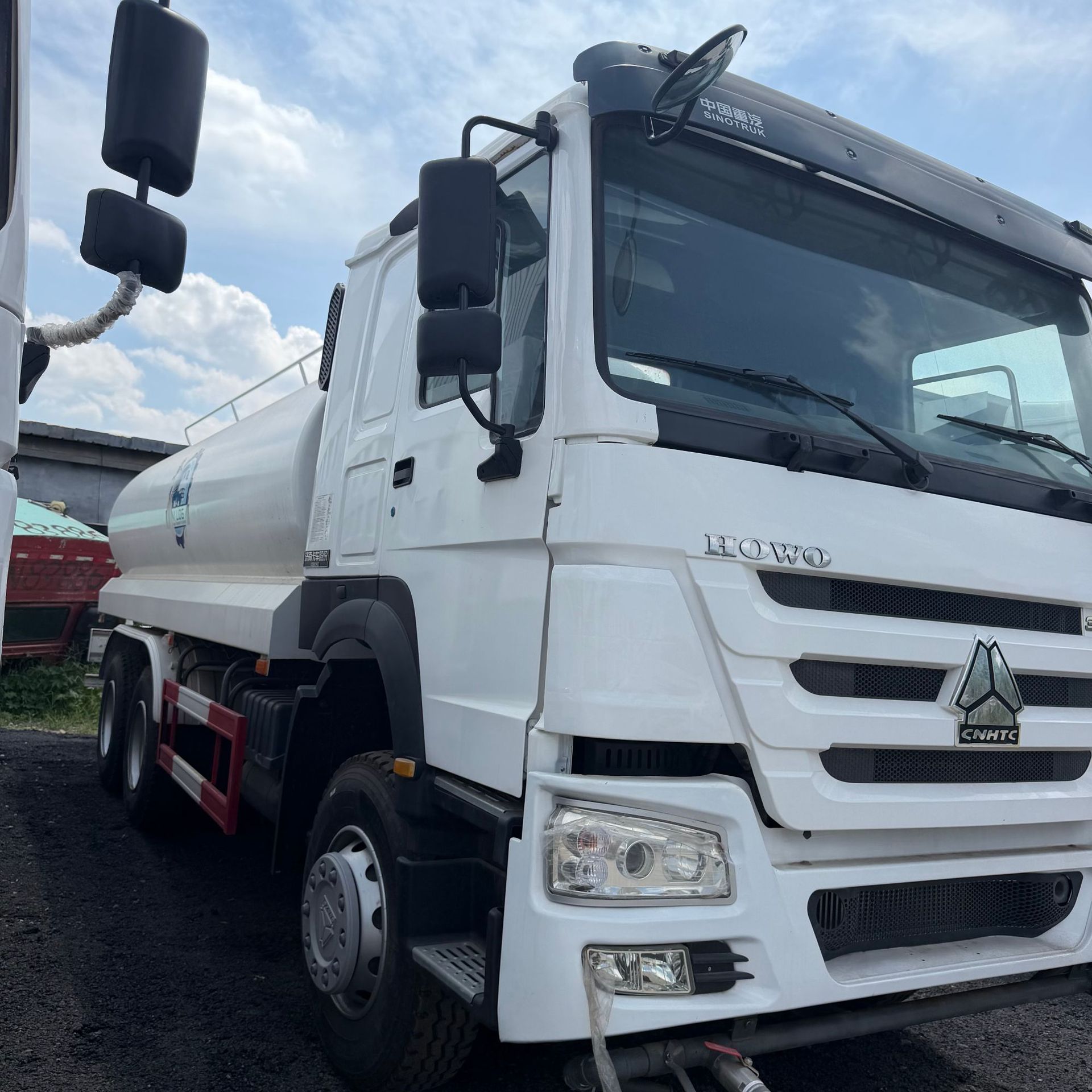 Cross-border Sinotruk HOWO 20-cubic-meter sprinkler truck, water transport truck, 371-horsepower spray truck, dust-reduction and cleaning truck HOWO
