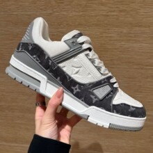 ��ˮ��trainer��Ь�ڷۻ�ɫ��ţ�аٴ��ţ�к���ʿ���eŮʿ��Ь