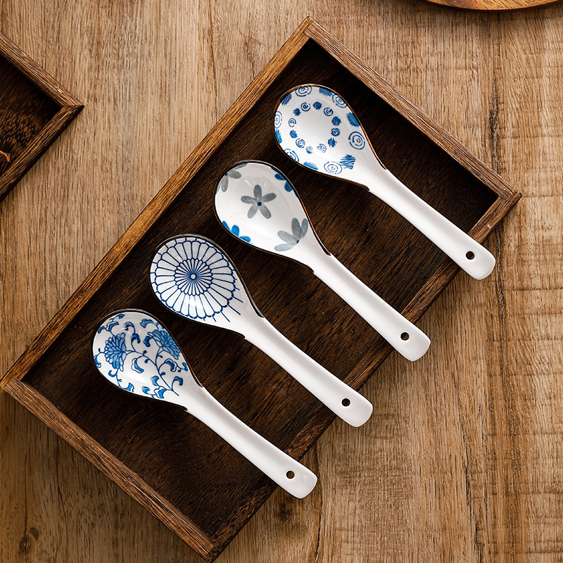 Cuchara pequeña de estilo japonés cuchara de cerámica hogar cuchara de sopa de porcelana azul y blanca cuchara de patrón lindo creativo