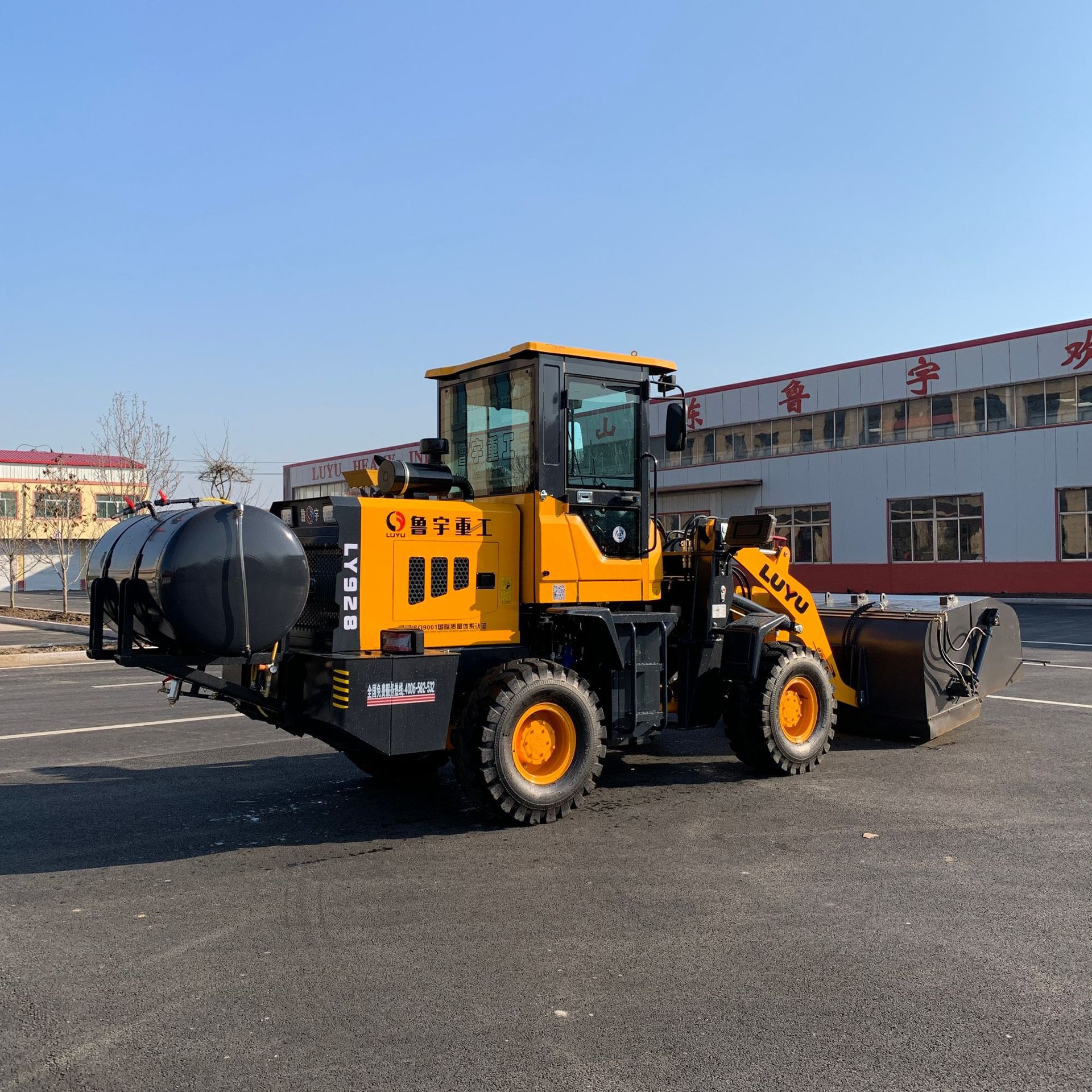 鲁宇机械多用途装载机加装扫地机封闭式市政道路清扫小型装载机