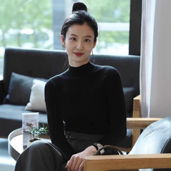 黒の薄いハーフタートルネックニットボトムシャツ、右肩半袖レディース春夏スリムフィットハイエンド長袖インナートップ