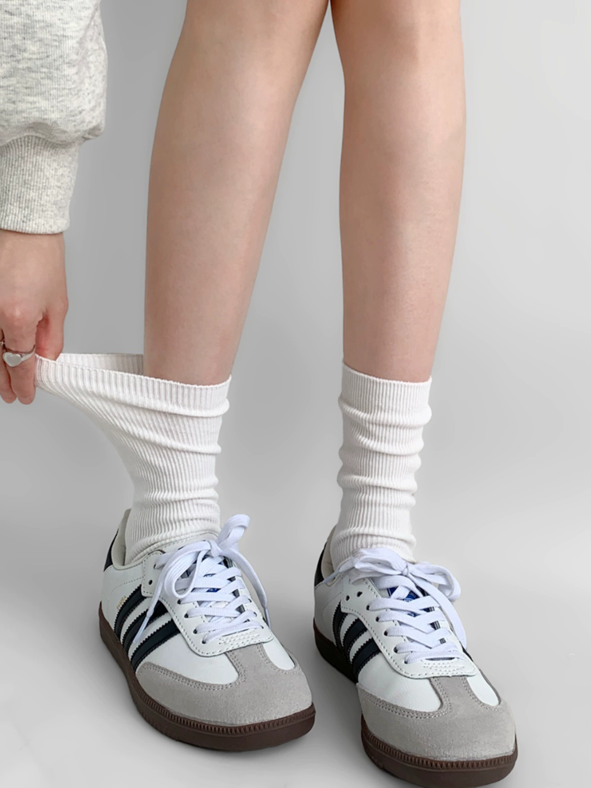 Новый 2024 носки женский летний спортивный стиль сплошной цвет вертикальные носки тонкого дикого белого чулка