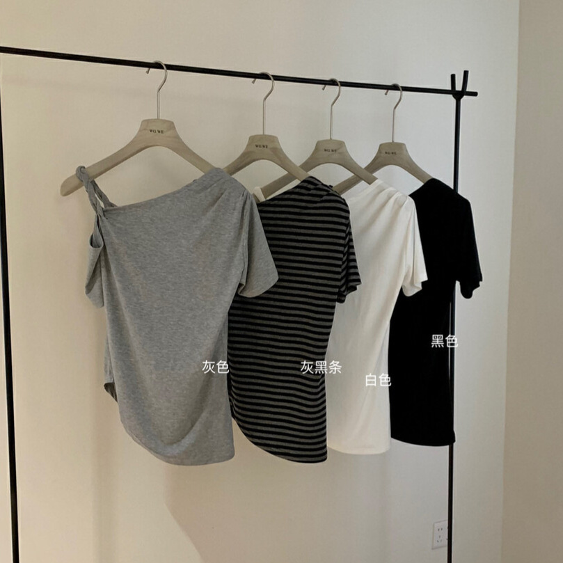 WGWE Camiseta coreana de manga corta Xia retorcido hombro inclinado cuello de una palabra método de uso múltiple diseño sentido camiseta de papel W5779
