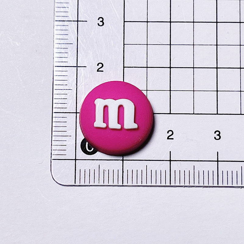 Oso de fresa de dibujos animados de PVC flexible pegamento accesorios de la joyería caja de almacenamiento de la cáscara del teléfono móvil caja de papelería agujero zapatos gran vientre taza parche