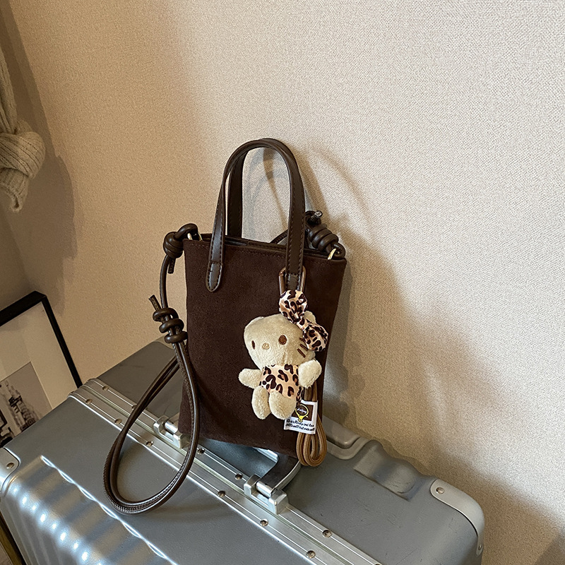 펜던트가 달린 커피 색상