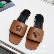 欧美跨境一字平底拖鞋女真皮低跟女鞋范家V字母人头扣广州高品质