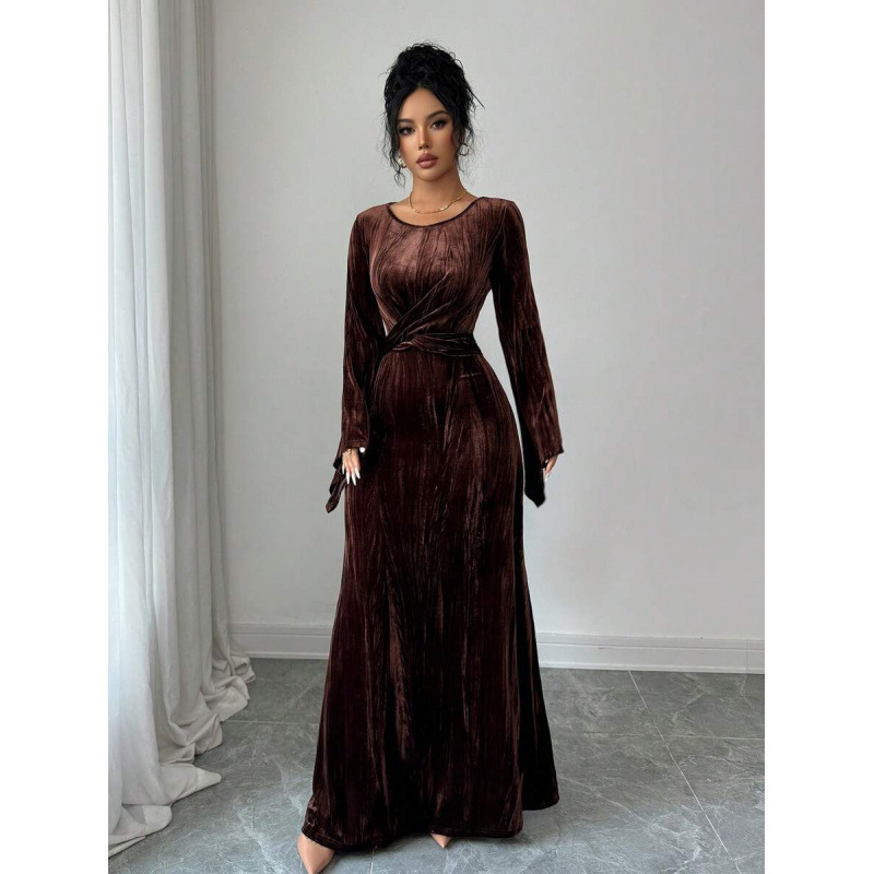 Elegant vintage coffee brown mid-length dress for autumn and winter with round neck, asymmetrical bell sleeves, embossed pleats