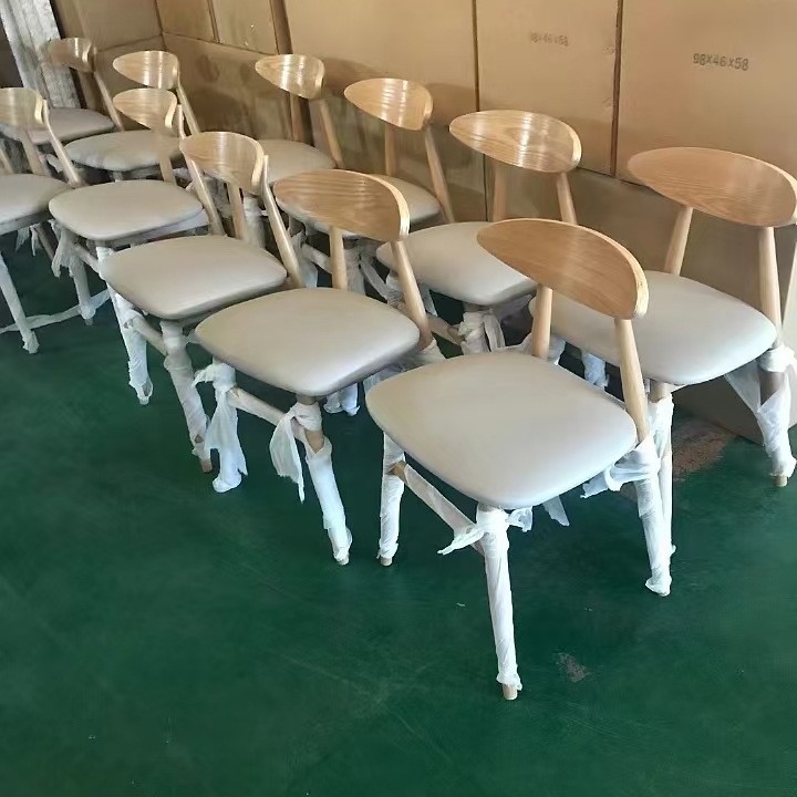 단단한 나무 등받이 식사 의자