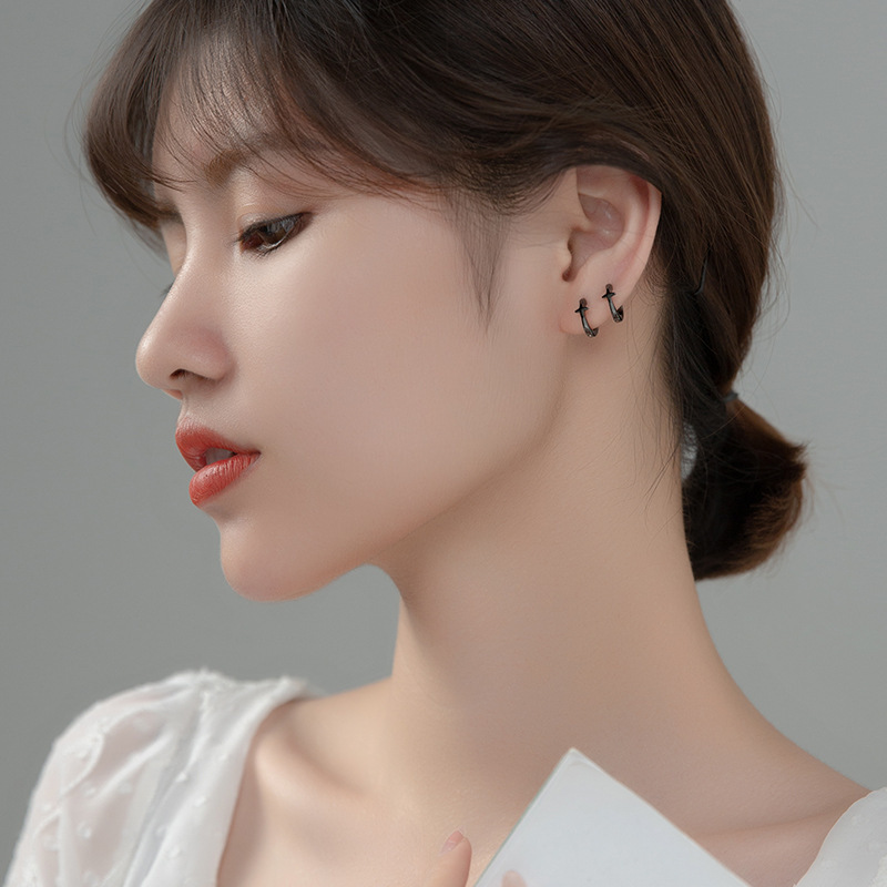 Eloch s925 plata y negro estrellas perfiles para mujeres sencillas cuadrangulares de alta sensación de red aretes rojos perfiles G9241