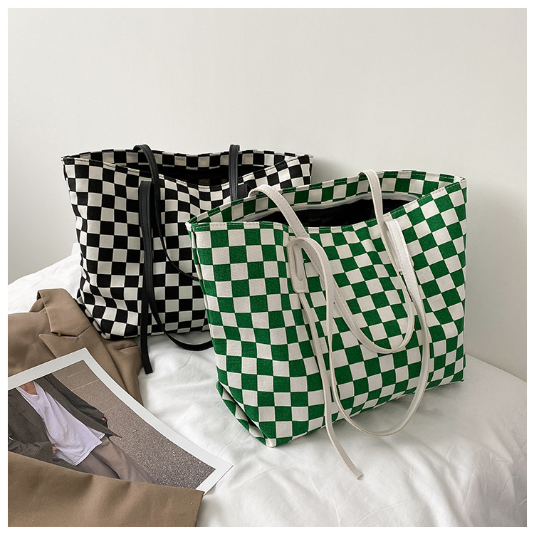 Retro Canvas Bag Checkerboard Bag Autumn Tide Fashion Portable Tote Bag display picture 3