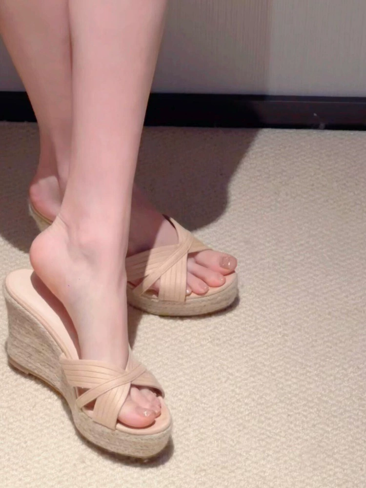 Красивые тканые тапочки на танкетке для женщин, коротких и высоких, летние тапочки с юбками, которые не утомляют ноги, сандалии с открытым носком для отдыха.