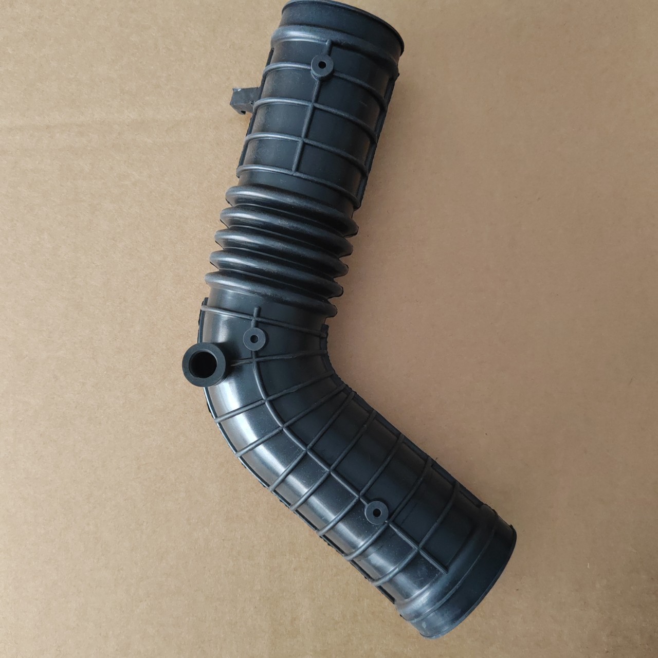 13711726208 13541705209 Air Pipe Radiator Hose for BMW