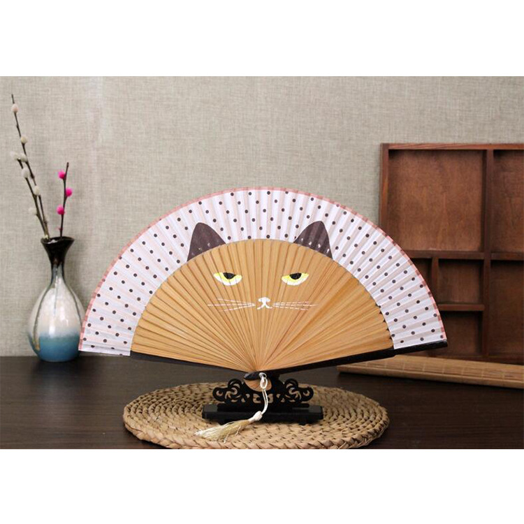 En stock creativo estilo japonés artesanía ventilador pintura mango aerosol pintura gato ventilador dibujos animados Totoro ventilador ventas de la fábrica