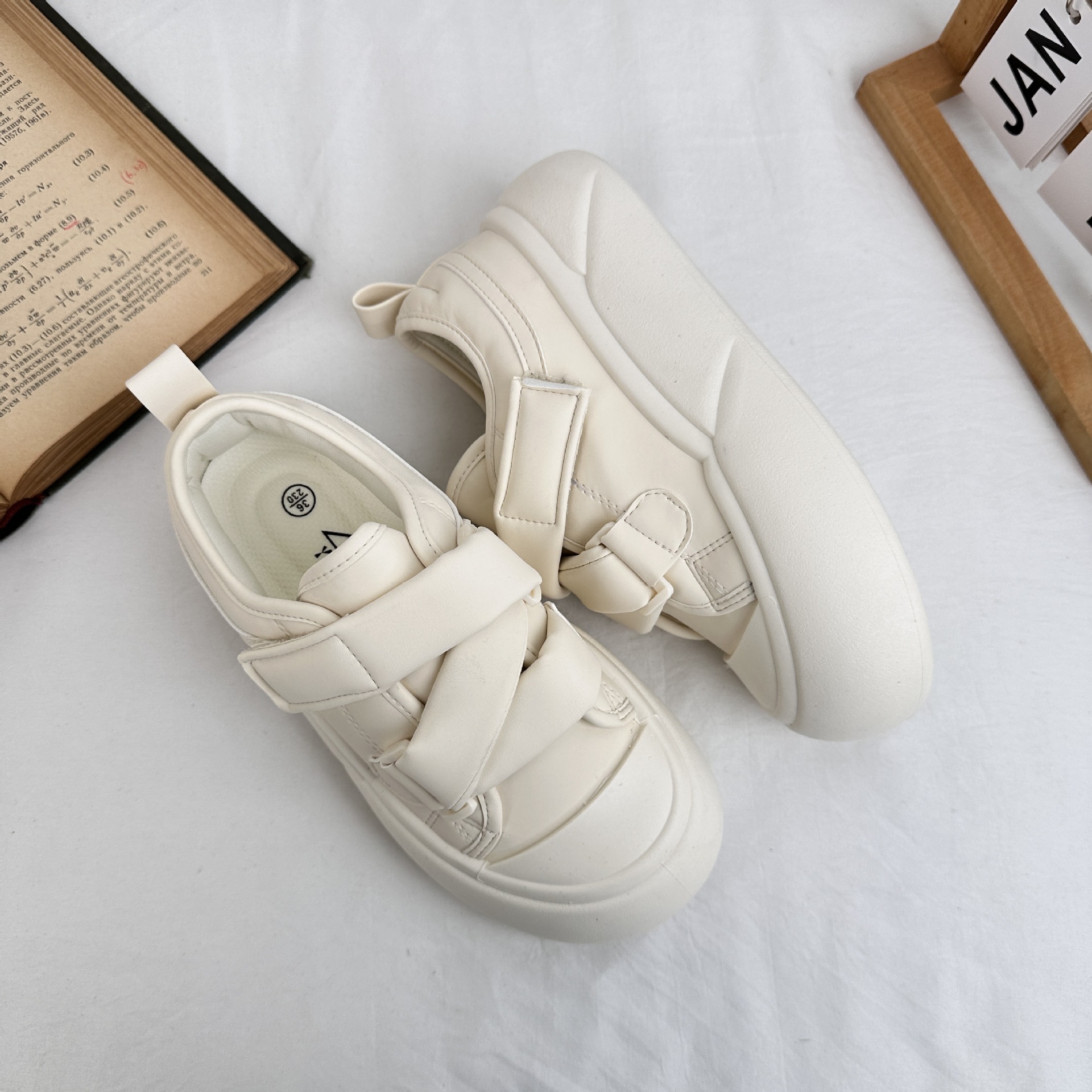 Zapatos de velcro de fondo grueso de fondo bajo para estudiantes de primavera 2025 nuevos zapatos blancos de estilo universal zapatos de mujer de estilo de Hong Kong