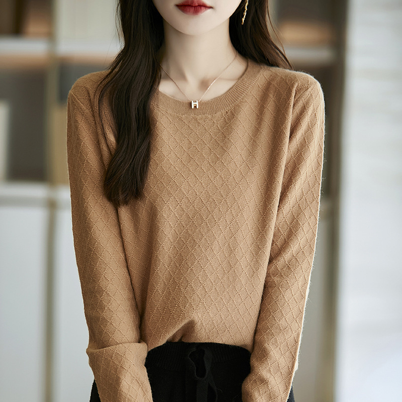 24 Wholesale Spring and Autumn New Round Neck Base Shirt for Women, Diamond Pattern Loose Large Size Knitwear, Korean Style Outerwear, Cross-Border
