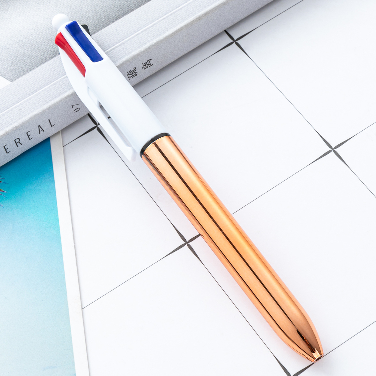 bolígrafo de bolas galvanizado UV creativo cuatro en uno de acuerdo con los pincezos de la cuenta práctica de los estudiantes clave bolígrafo de marca de regalo bolígrafo publicitario