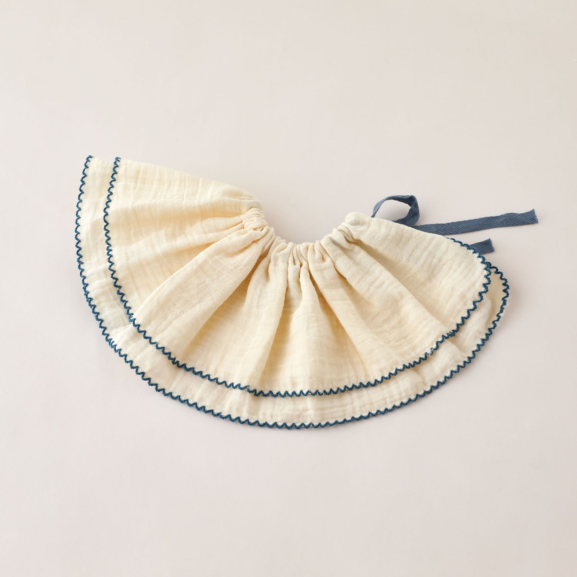 Cute lace saliva towel off-white blue