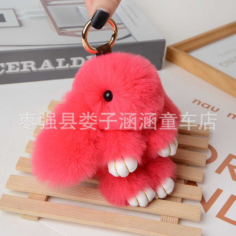 萌えウサギは死んだウサギのストラップを装っています。