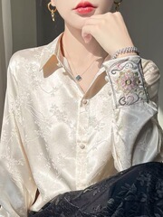 外注はジャカードシャツを持っています。