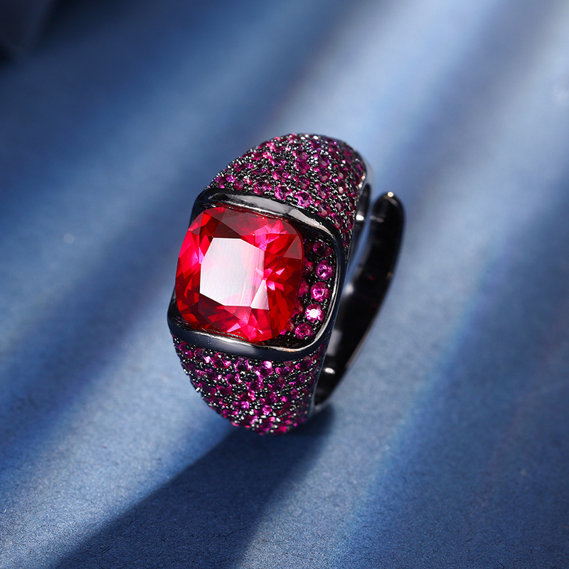 Anillo de corindón rojo oro negro