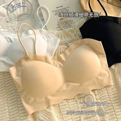無痕下着の女性の小胸が集まっています。
