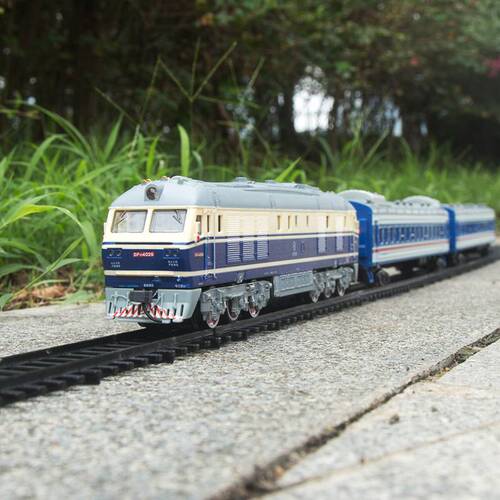 Wireless remote control Dongfeng 4B internal combustion engine retro electric green leather train toy boy locomotive super long rail car