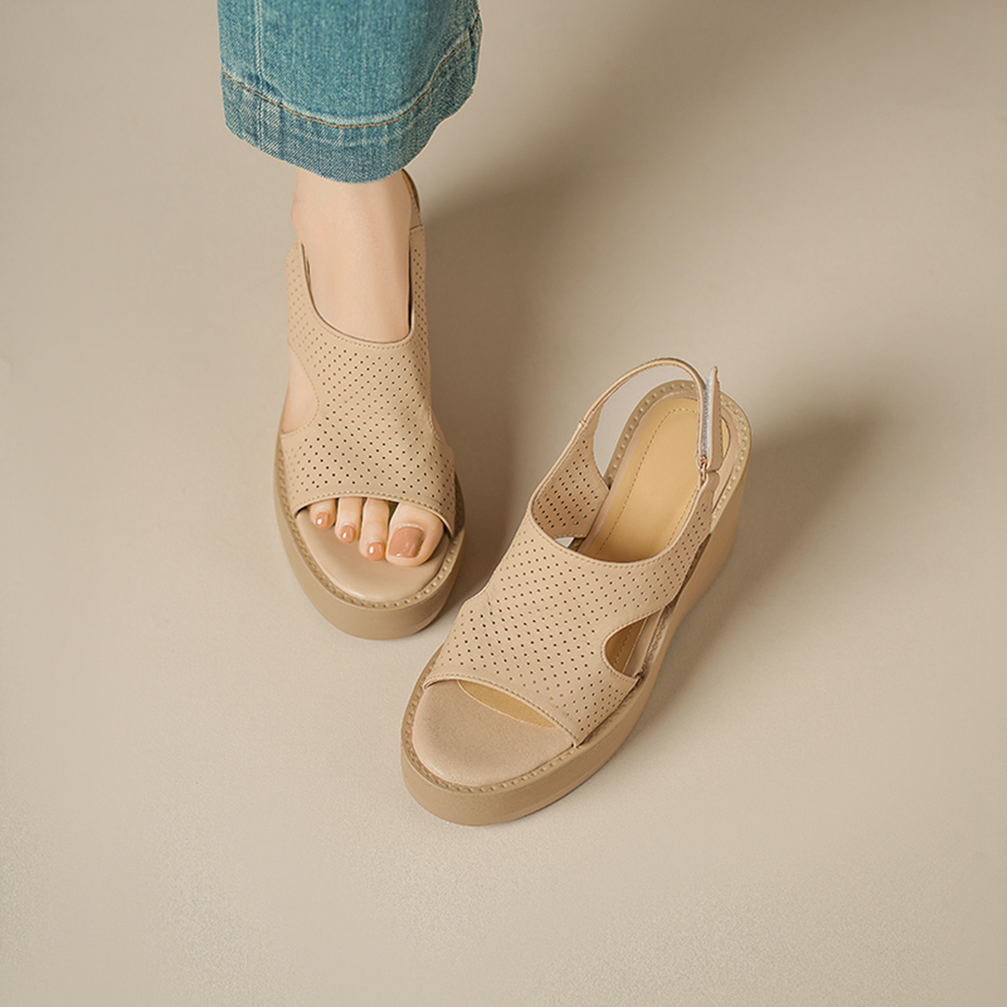Sandal cao gót nữ hở mũi đế xuồng da cừu đục lỗ — màu trắng ngà