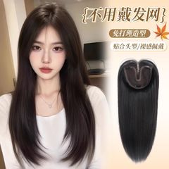 髪網をつけなくても、手でレースのかつらを編む女性の全頭カバーが白髪の増発量の頭上にかつらを補充する