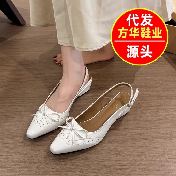 2026 nuevo estilo de verano de estilo francés de nicho, sandalias vacías traseras, arco superficial, sandalias de moda de falda versátil