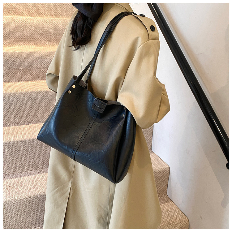 The new 2024 autumn collection features a retro, simple, large-capacity, solid-color, fashionable and individual single-shoulder underarm tote women's bag undefined