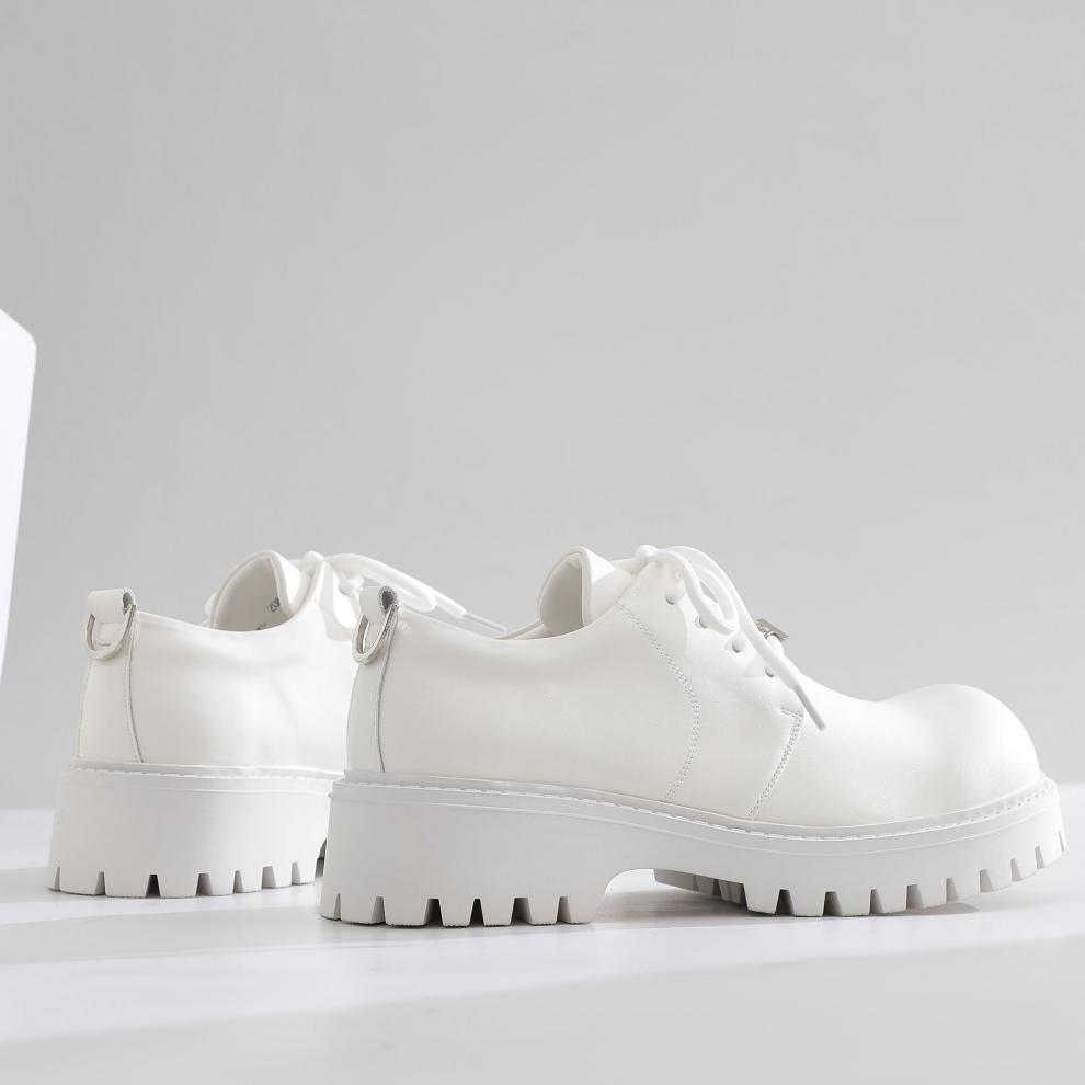 ShoeVault White Cleanfit Herrenschuh, Derby mit Zehensteg, der die Körpergröße erhöht und sich ideal für Pendler eignet, trendiges Ledermodell für Herren (2025)._voghion.com
