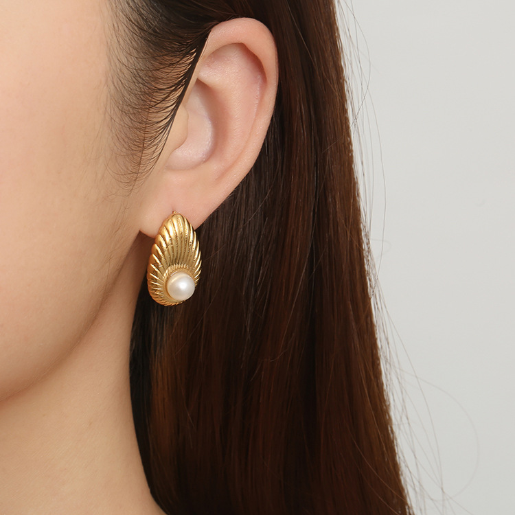 Moda europea y americana de alto nivel lujoso ligero estilo de acero inoxidable incrustado pendientes de perlas de moda femenina versátil chapado 18K pendientes