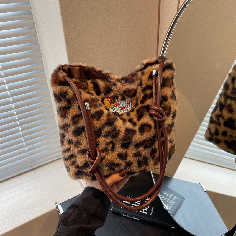 2024 invierno nueva gran capacidad impresión leopardo bolso cuadrado bolso de viaje de peluche bolso de cubo de peluche bolso