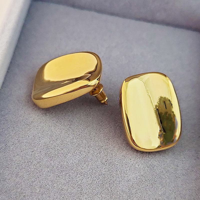 Estilo de moda simple diseño brillante material de latón galvanizado oro y plata brillante deslumbrante temperamento elegante aretes para mujeres