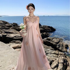 海辺の休暇は綺麗で独特なピンクの花のストラップワンピースです。