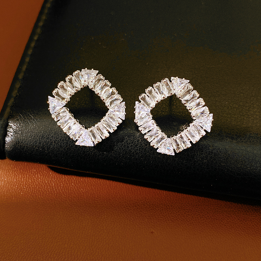 Agujas de plata de diamante de diamante hueco cuadrado pernos de orejas temperamento exquisito nicho aretes de lujo ligero aretes de alta sensación