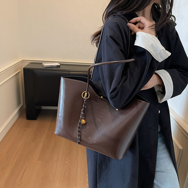 Cross-Border Oversized Tote Bag Autumn and Winter New Style Large-Capacity Shoulder Bag Fashion Pendant Simple Underarm Women's Bag Trendy