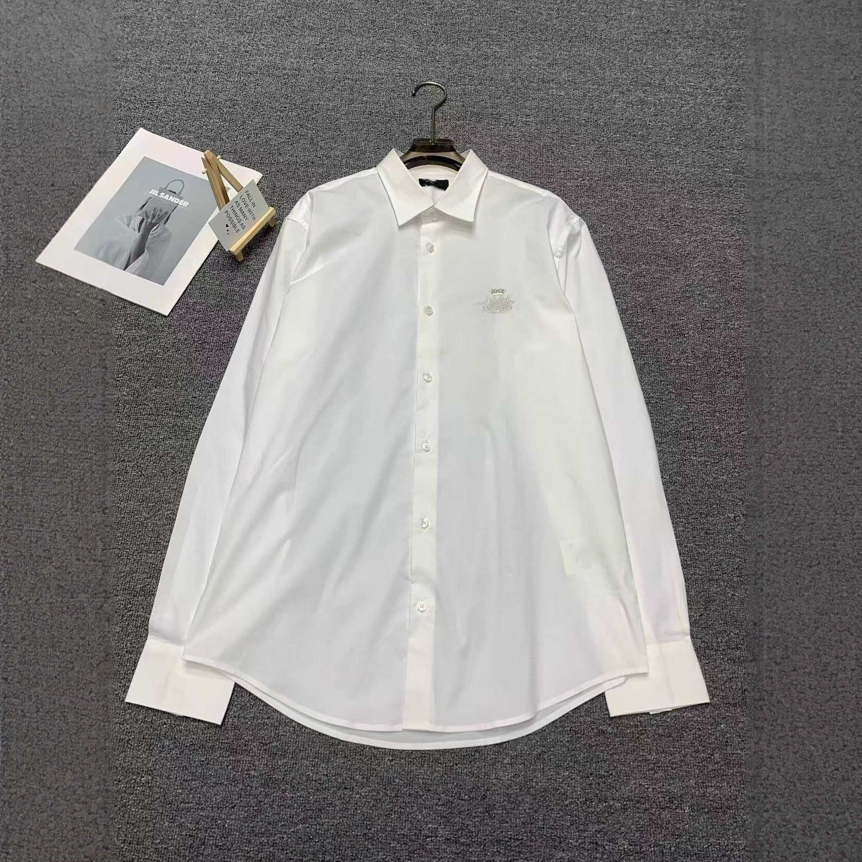 25春夏新款胸前logo徽章刺绣纯色翻领棉质长袖休闲衬衫衬衣男女款