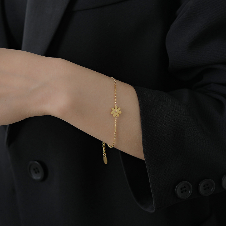 fashion Korean Edition Daisy Bracelet Titanium 18k Gold personality ins Simplicity Petal Confidante temperament Hand jewelry