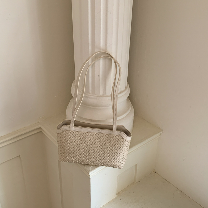 Moda fresca y alta capacidad trenzada bolsas axilales de nicho de nicho de diseño bolsas de mano diarias bolsas de viaje versátiles