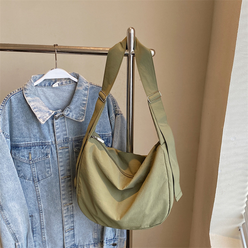 Bolsos de gran capacidad Bolsos de media luna de estilo perezoso para mujer Bolsos de bola de masa de mensajero de un solo hombro Bolsos de tela deportiva y de ocio de moda image 9