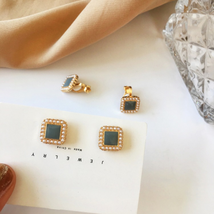 Korean Retro Fashion Square Pearl Earrings display picture 1