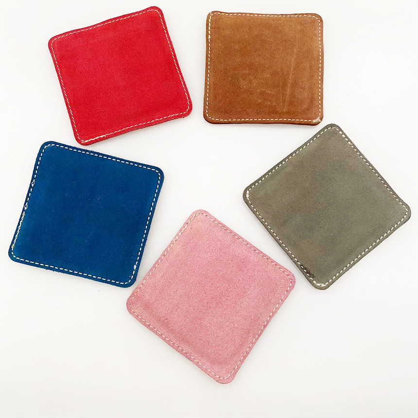 Limpie el cuero suave del club y use el cuero áspero para limpiar el club.