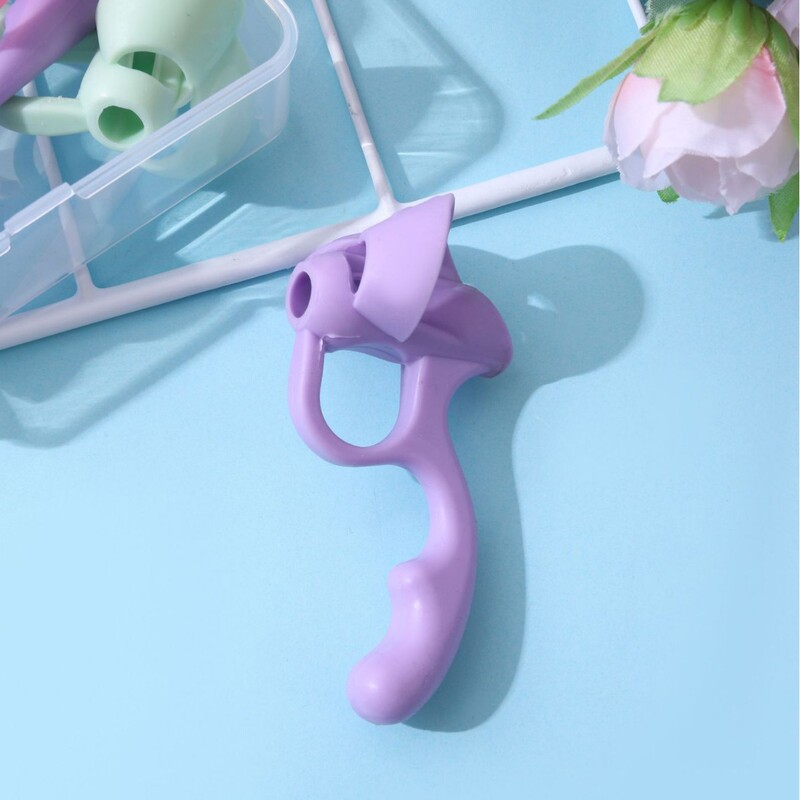 5本指の筆器の子供は字を書く練習をします。|undefined