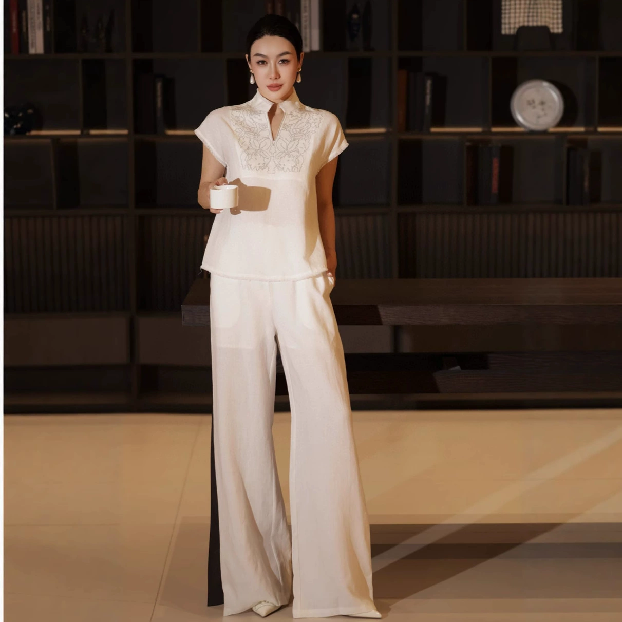 Новый китайский стиль национальный костюм для женщин 2025 лето новый высококлассный элегантный женский льняной костюм с вышивкой модный легкий аромат