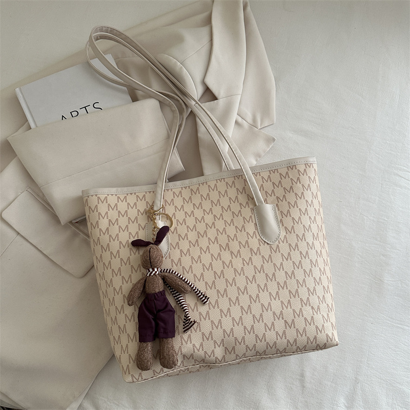 Bolso de mano de gran capacidad de mujer 2025 primavera y verano nuevo nicho de diseño universal en la bolsa de hombro de viaje