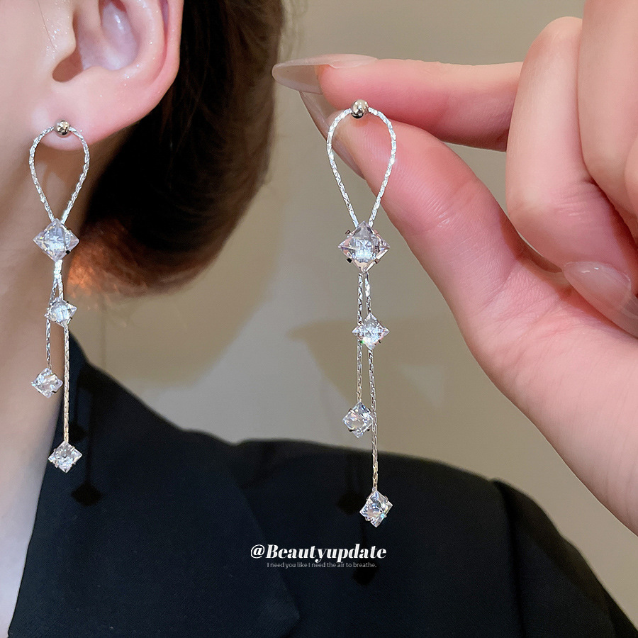 Aguja de plata, circón, estrella, borla, pendientes de lujo ligero, pendientes de alta gama, moda personalizada, pendientes de todo fósforo, sentido del diseño, nicho