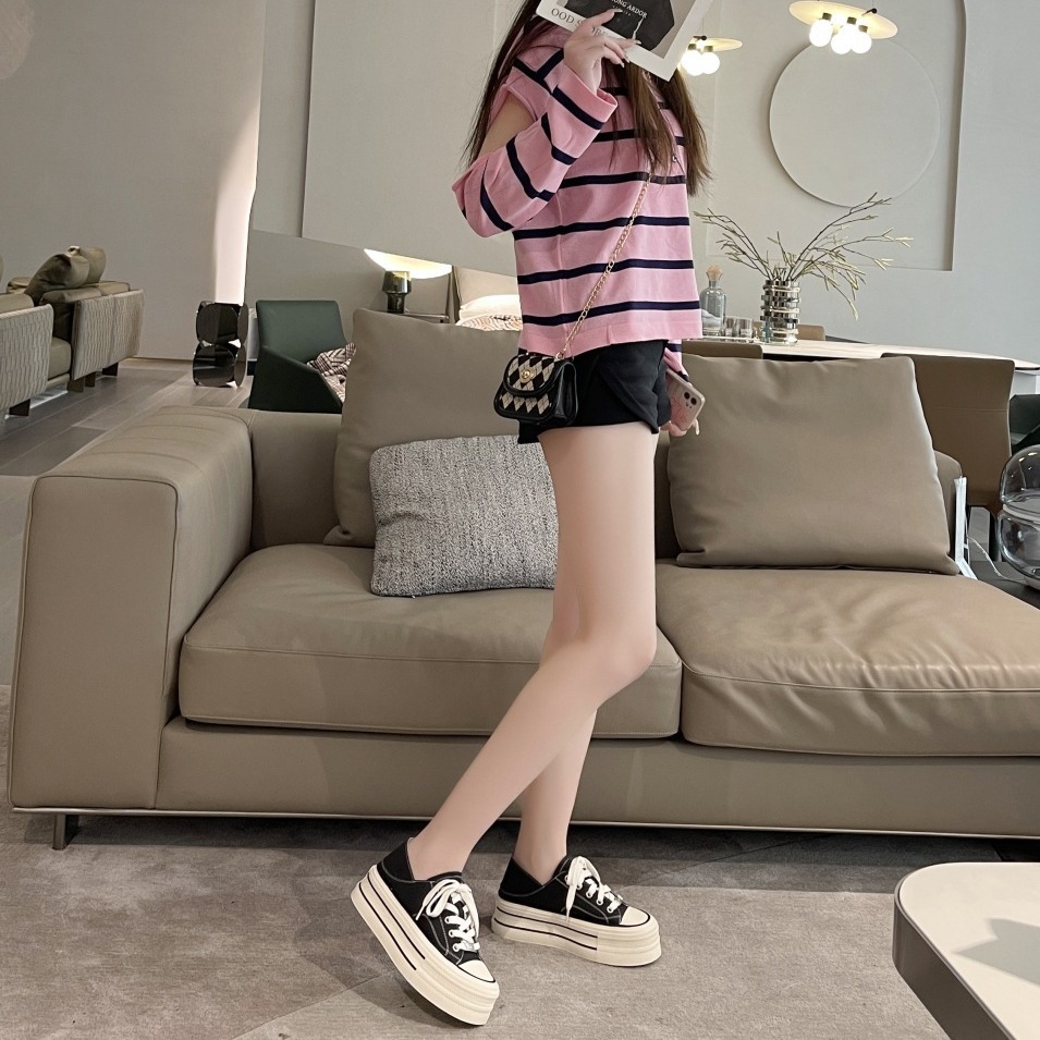 Pequeños zapatos blancos para mujeres 2025 nueva suela gruesa versátil primavera y verano perezosos un pedale de altura interior zapatos de lona casuales