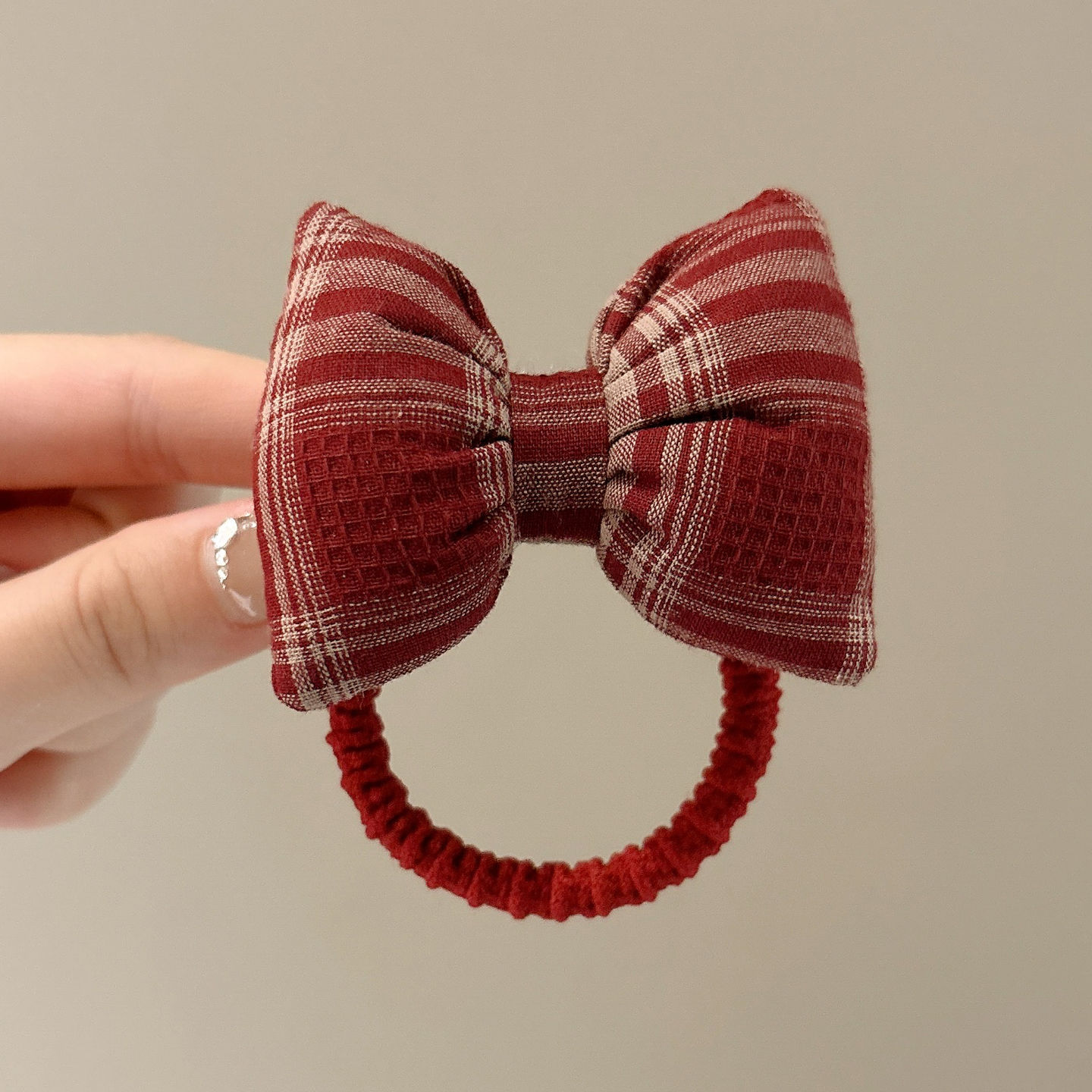 2 ¿ el anillo inferior de la cuerda de pelo de celosía roja es de unos 5 cm, y el accesorio es de unos 6 cm de largo.